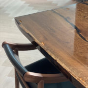 Design eikenhout epoxy tafel met stoel-ambachtelijke-tafels