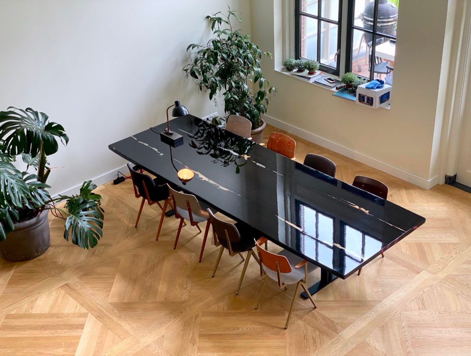 Fossiel eiken tafel zwart epoxy Vanouds Amsterdam-ambachtelijke-tafels