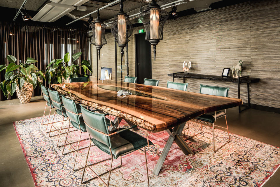 Studio LIV Boardroom vergadertafel A'dam toren-ambachtelijke-tafels