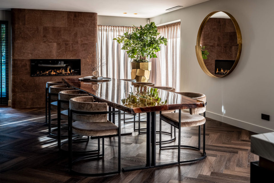 Studio LIV eettafel met ronde stoelen-ambachtelijke-tafels