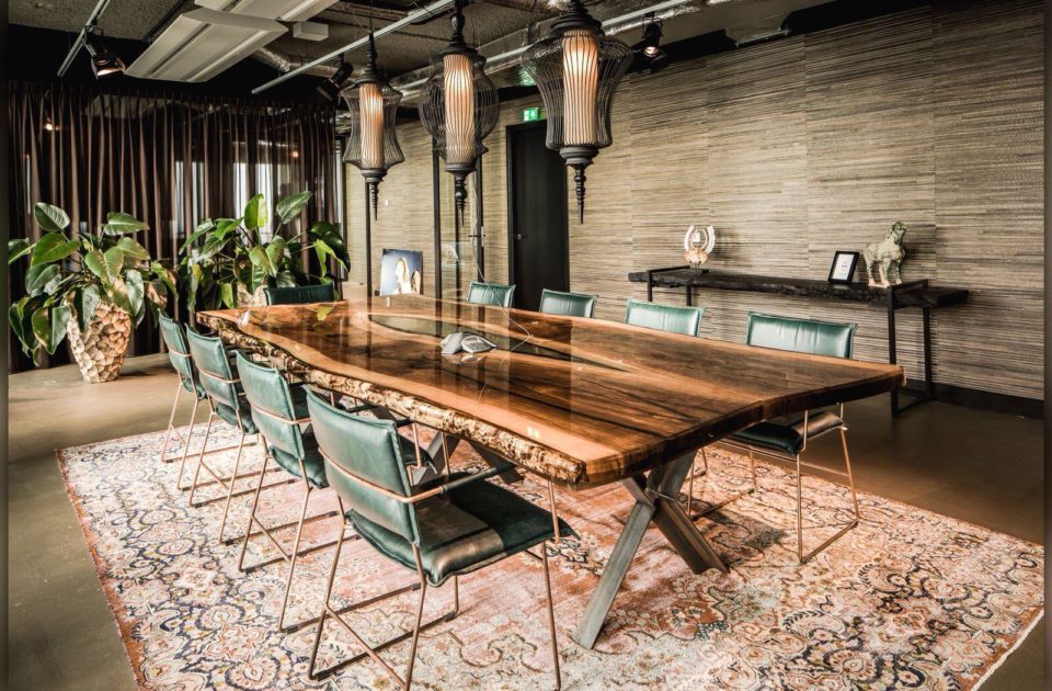 notenhouten, tafel, id&t, kantoor, vergadertafel, groen, leer, kruispoot, interieur, design, lampen, studio LIV, linda, vanouds, amsterdam, a'dam toren, tapijt