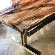 beuken, houten, hout, tafel, hoogglans, epoxy, messing, onderstel, massief, nerf, knoesten, scheuren, gaten, rustiek, bruin, rood, chique, interieur