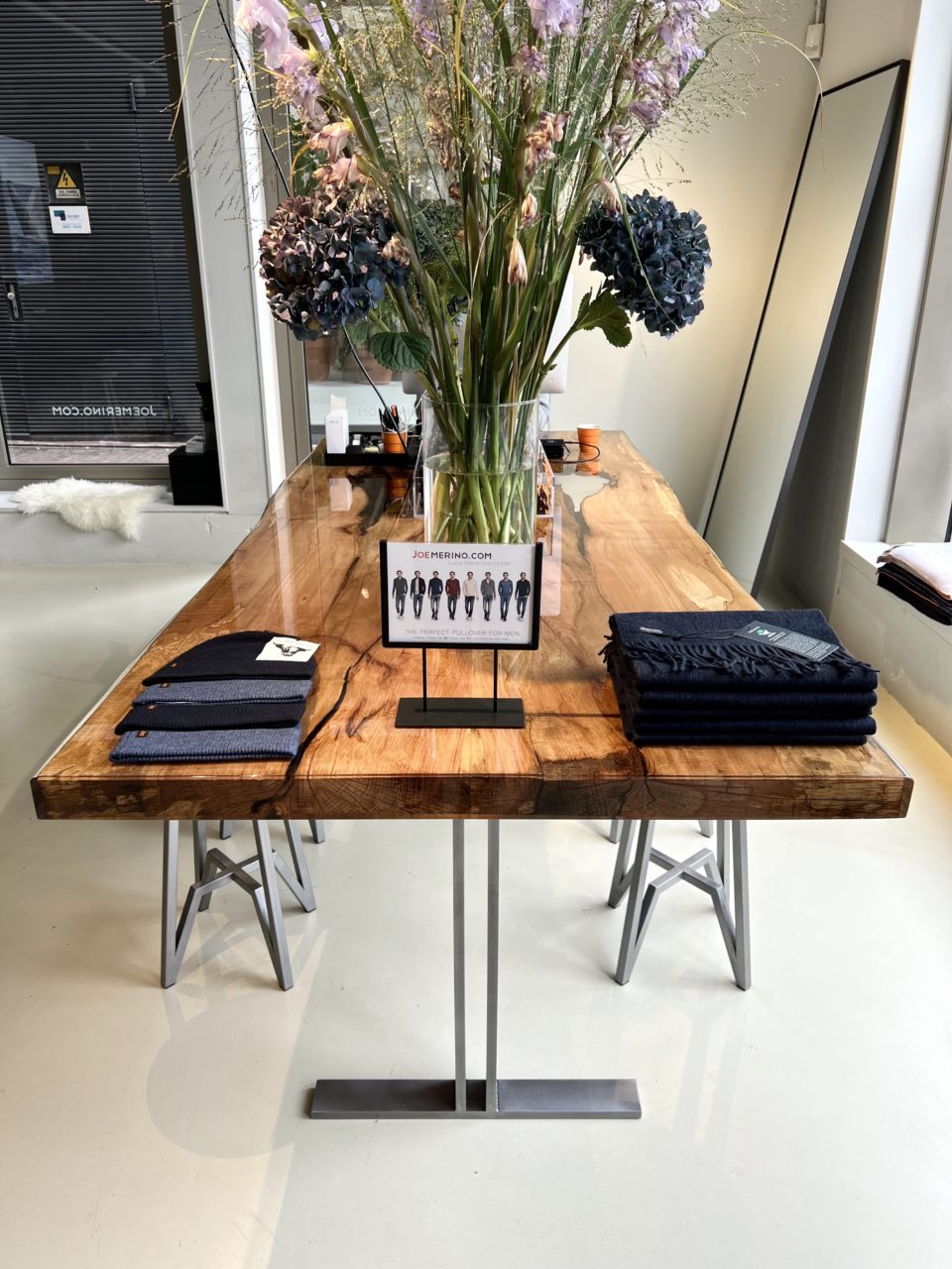 epoxy, tafel, joe merino, amsterdam, hout, beuken, staal, onderstel, massief, kledingwinkel, hoogglans, design, interieur