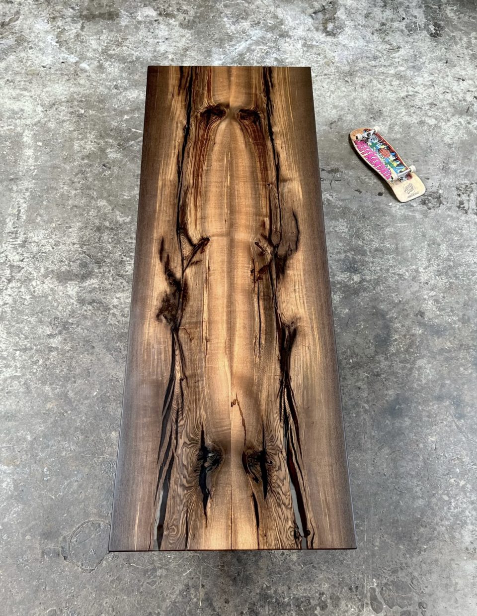 luxe, tafel, verjongd, recht, rechthoekig, hout, massief, zwart, bruin, donker, gespiegeld, eiken, skateboard, knoesten, scheuren, epoxy, epoxyhars, kleuren, tekening, ruig, interieur