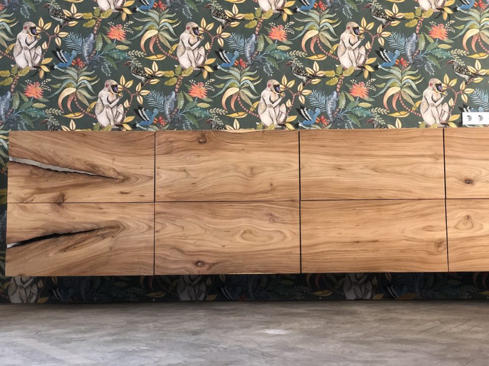 iepenhouten, keuken, fronts, hongaarse, punt, vloer, donker, geolied, behang, aapjes, apen, jungle, vanouds, amsterdam, showroom, interieur, design, gespiegeld