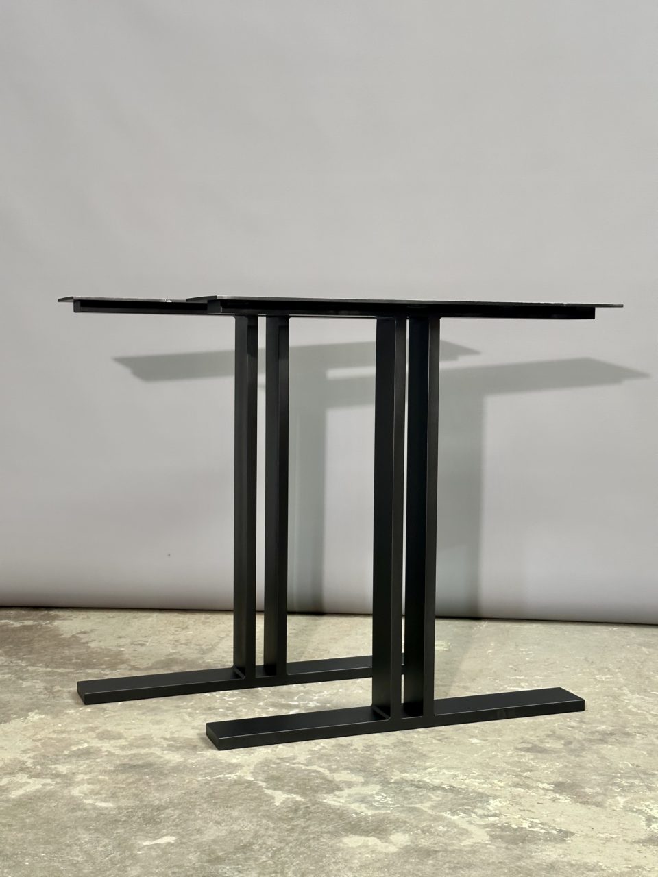 Recht-massief-zwart-stalen-onderstel-ambachtelijke-tafels-960x1280-ambachtelijke-tafels
