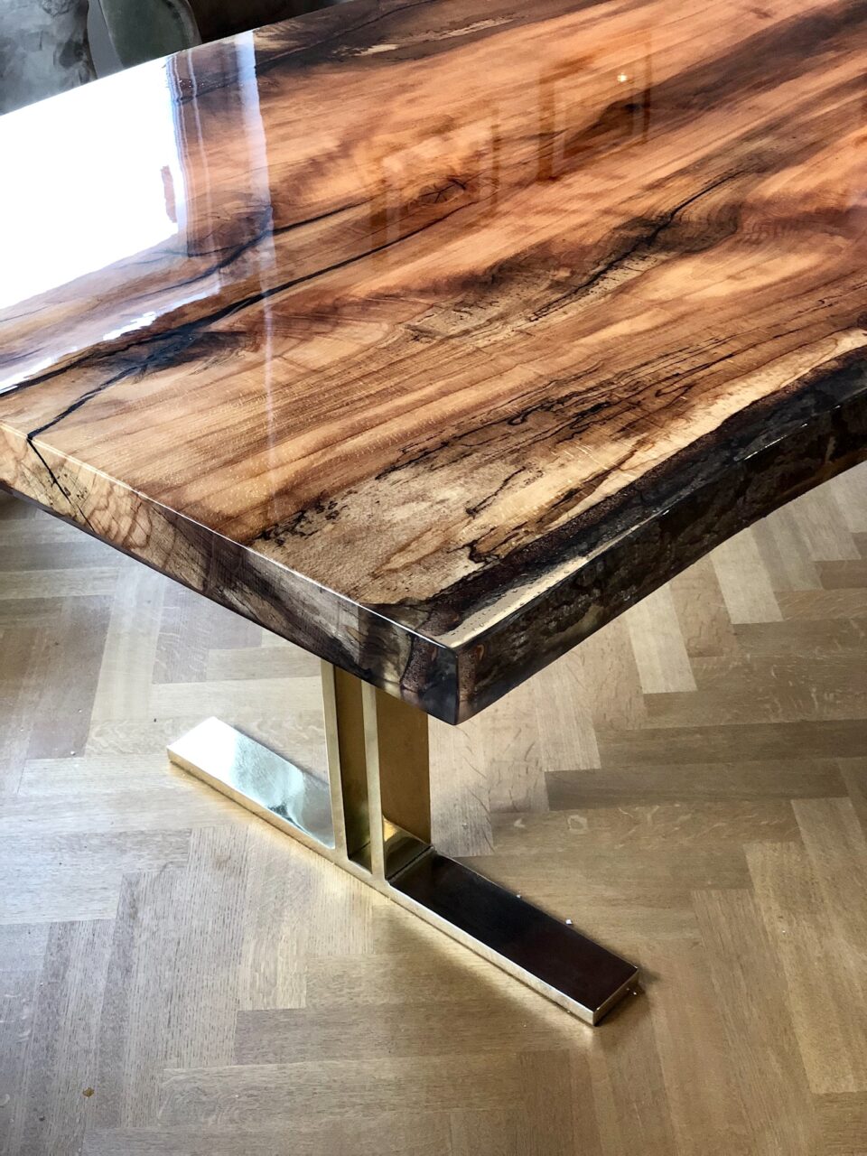 Beuken-epoxy-tafel-met-messing-onderstel-ambachtelijke-tafels-ambachtelijke-tafels