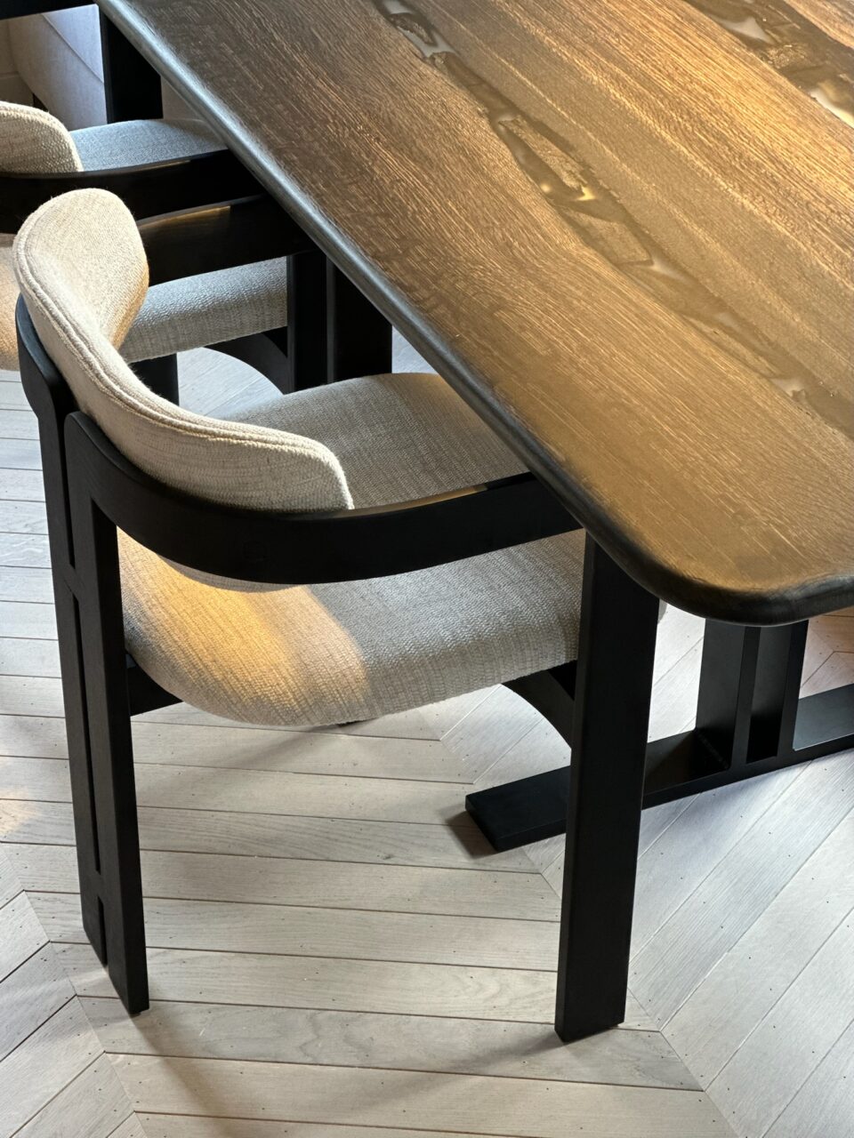 Bog-oak-tafel-mat-zwart-stoel-edha-ambachtelijke-tafels-ambachtelijke-tafels