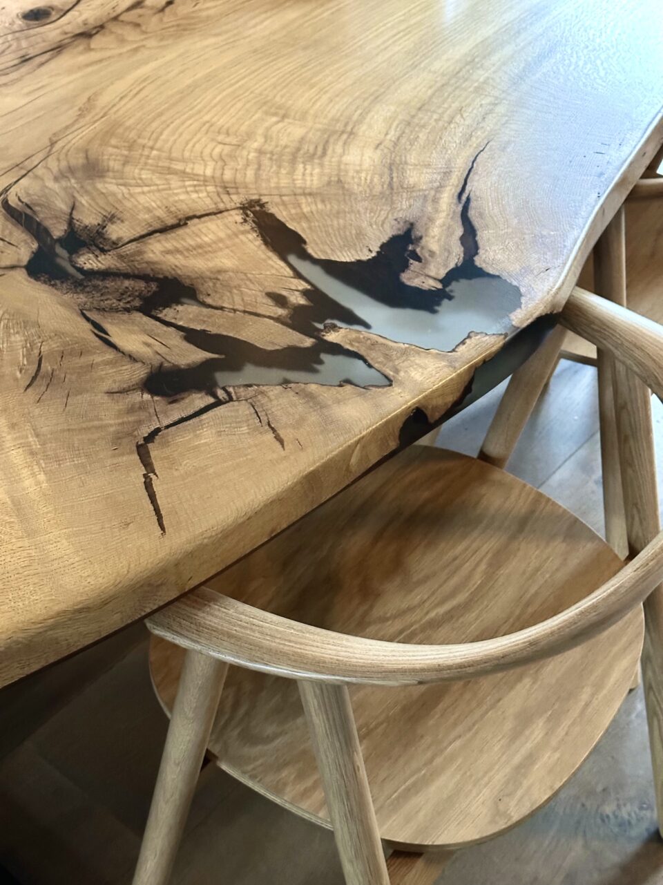Eikenhouten-tafel-mat-gelakt-ambachtelijke-tafels-ambachtelijke-tafels